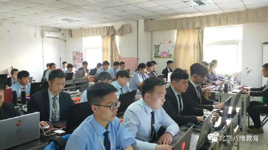 八維教育培訓學校人工智能專業就業前景廣闊