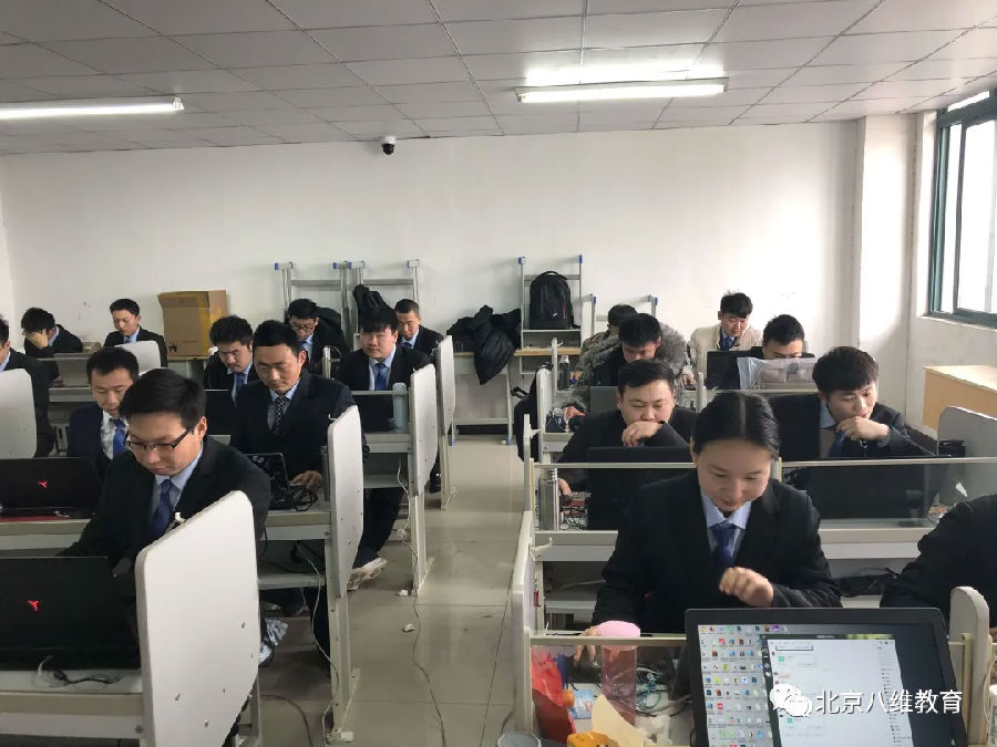 八維教育培訓(xùn)學(xué)校護(hù)航八維學(xué)子高質(zhì)量就業(yè)