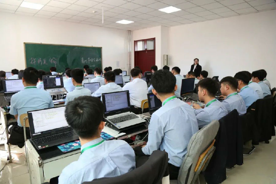 八維學校引領移動互聯發展助力學子成為移動應用開發專家