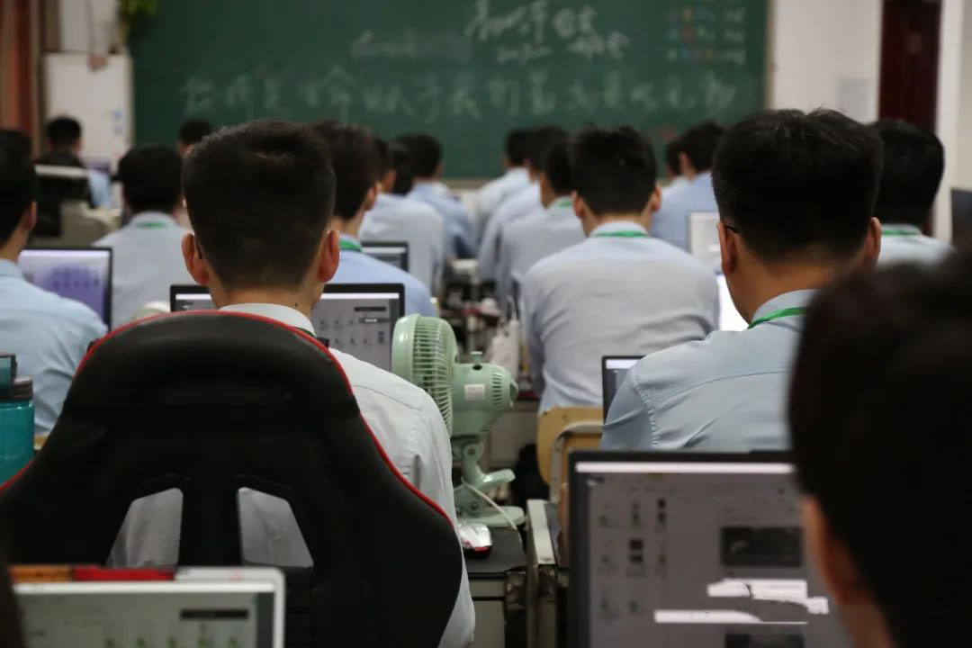 八維學校提高學生數字技術運用能力引領迎接數字化時代