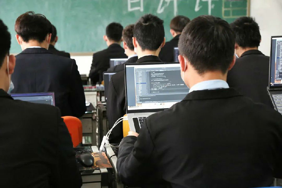 八維教育打造人工智能領(lǐng)域的人才基地開啟學(xué)生智慧學(xué)習(xí)的時代
