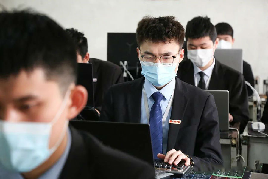 八維學(xué)校探索軟件開發(fā)無限可能用智慧托起學(xué)子軟件夢想
