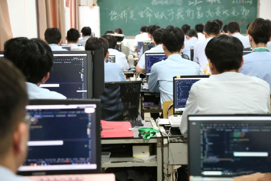 八維教育探索數(shù)字化時(shí)代技術(shù)新趨勢(shì)引領(lǐng)學(xué)子走向技術(shù)巔峰