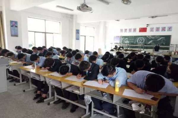 八維職業學校帶你了解培訓嵌入式物聯網哪個學?？诒?/>
</p>
<p>
    　　3. 實戰項目經驗：培訓機構應該為學員提供實戰項目的機會，讓他們能夠在實際應用中運用所學知識，提升自己的實踐能力和解決問題的能力。
</p>
<p>
    　　為了給學員提供優質的學習體驗，為此八維職業學校投入大量資源打造了先進的實訓基地配備了一流的教學設施，從先進的實驗設備到模擬真實工作場景的實驗室，一應俱全，學員們可以在這些設施中進行各種實驗和項目開發，提前適應未來工作中的挑戰。同時，學校還與眾多知名企業合作，為學員提供實習和參與實際項目的機會，讓他們在真實的商業環境中鍛煉自己。
</p>
<p style=