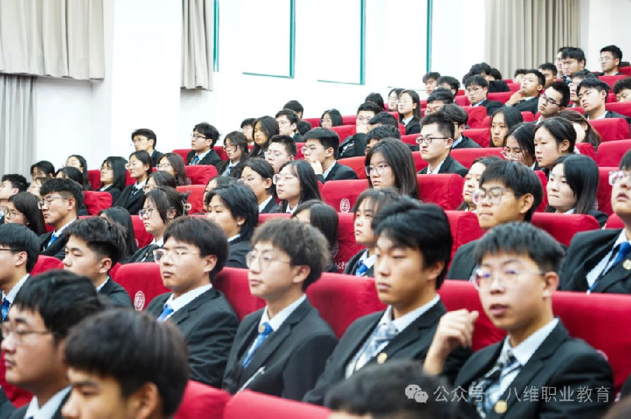 宿遷八維學(xué)校開展第二屆全國大學(xué)生職業(yè)規(guī)劃大賽賽前培訓(xùn)會
