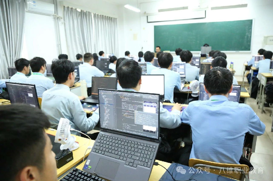 八維職業(yè)學(xué)校人工智能專業(yè)3月就業(yè)喜報(bào)