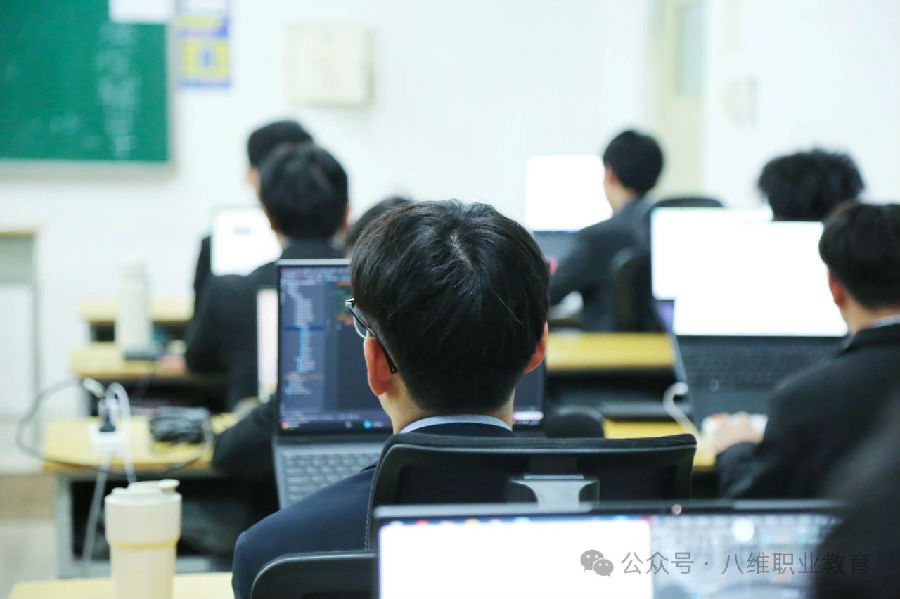 江蘇網站工程培訓機構哪個口碑好推薦八維職業學校的理由