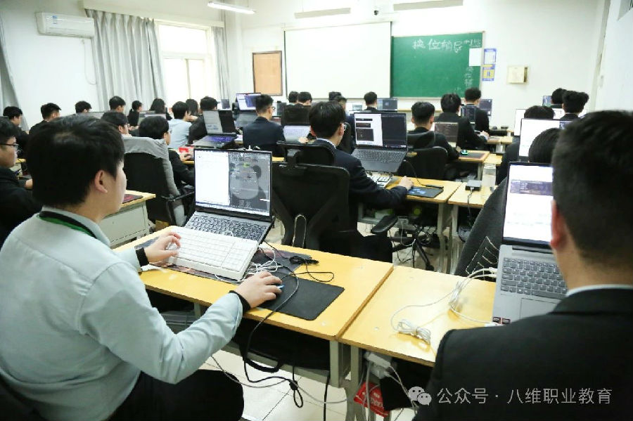 八維教育數字創新行業先鋒隊的引領者鑄就未來行業精英