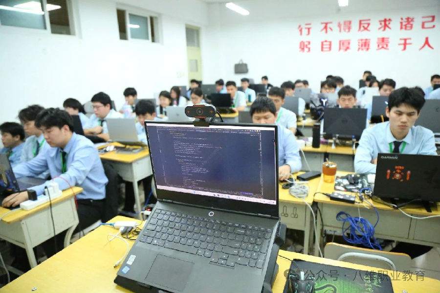 八維職業學校國際新媒體專業六個月直播運營管理實戰班招生