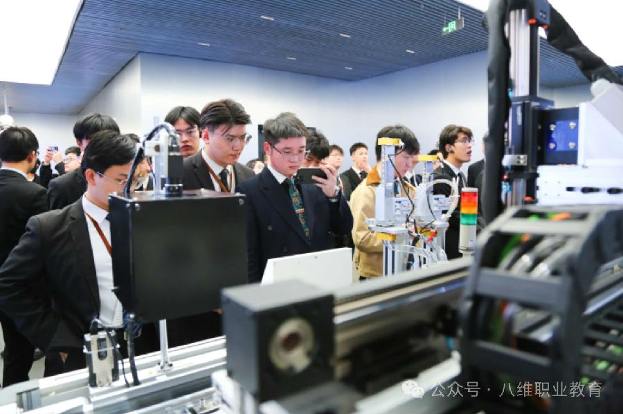 八維職業學校解鎖人工智能黃金賽道鑄就未來科技精英