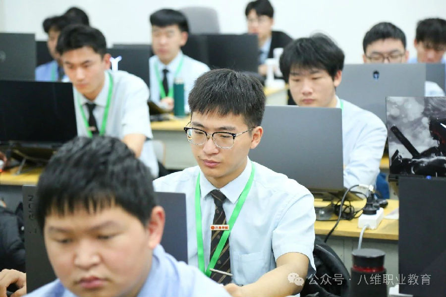 八維職業學校解鎖人工智能黃金賽道鑄就未來科技精英