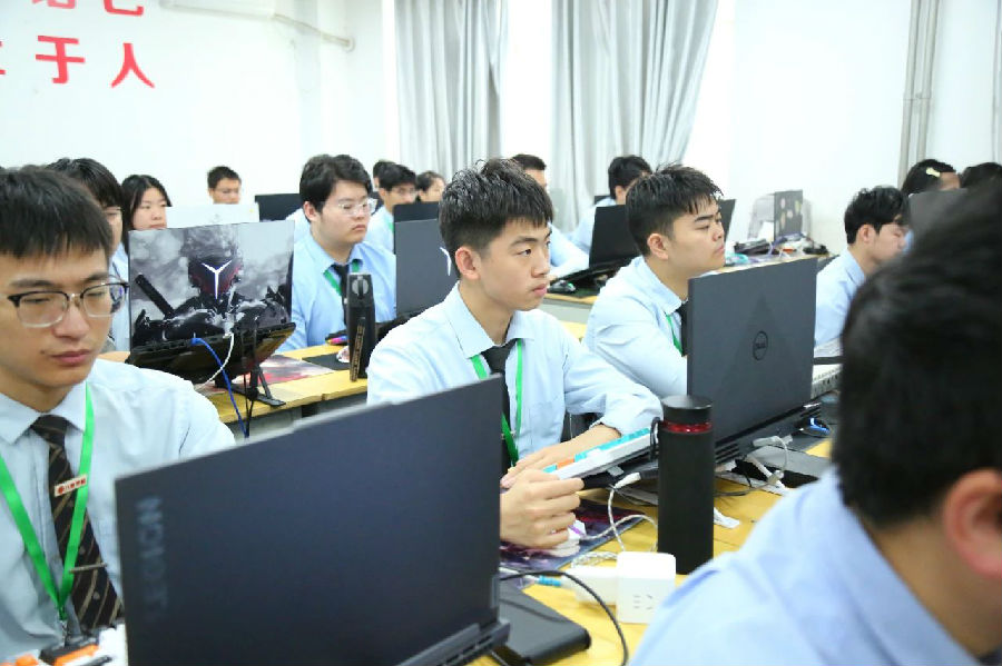八維職業學校解鎖人工智能黃金賽道鑄就未來科技精英