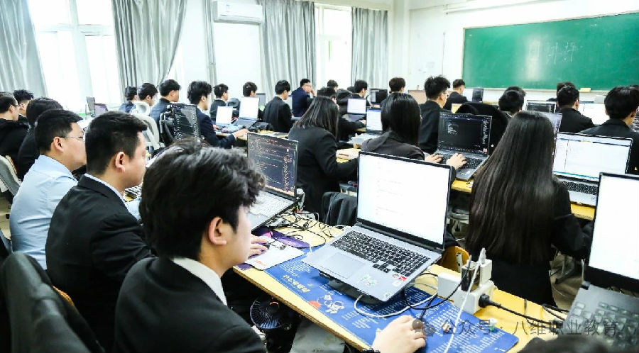 八維職業學校驅動未來科技新篇章塑造AI人才新高地