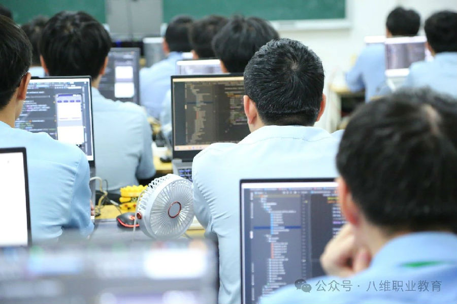 八維職業學校驅動未來科技新篇章塑造AI人才新高地