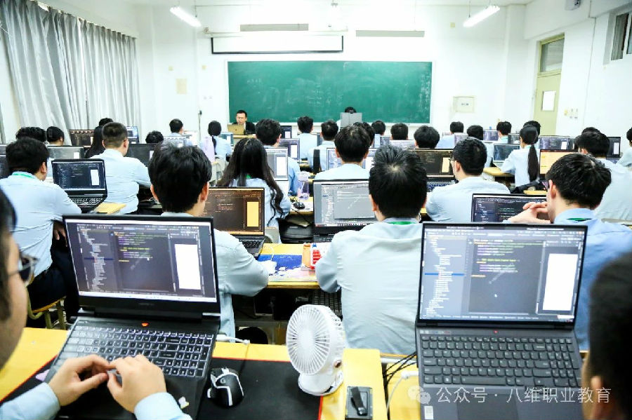 八維職業學校高質量就業新引擎鋪就學子成功之路