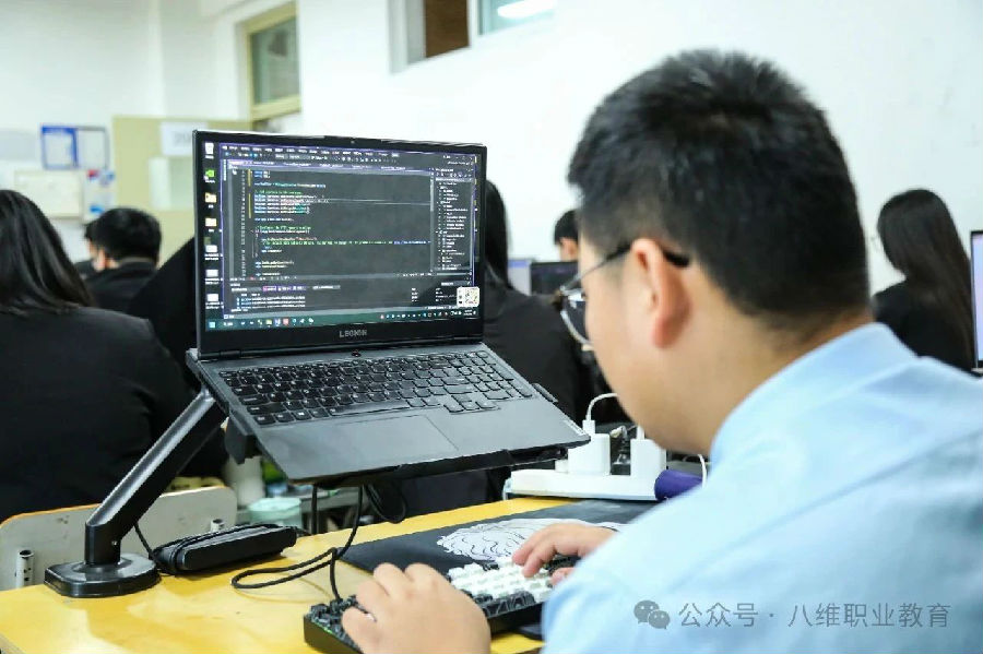 八維職業學校打造職業教育新典范助力學子高效快樂成才