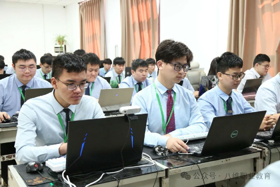 八維職業(yè)學(xué)校打造頂尖數(shù)字人才引領(lǐng)未來科技潮流