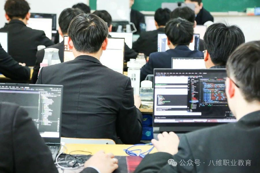 八維職業(yè)學(xué)校打造頂尖數(shù)字人才引領(lǐng)未來科技潮流
