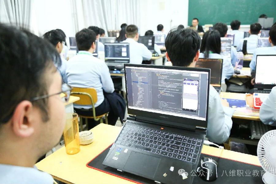 八維職業學校解鎖未來科技密碼鍛造人工智能領域佼佼者
