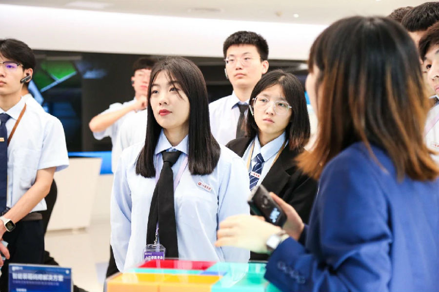 八維職業(yè)學(xué)校職業(yè)教育新典范技能人才的搖籃