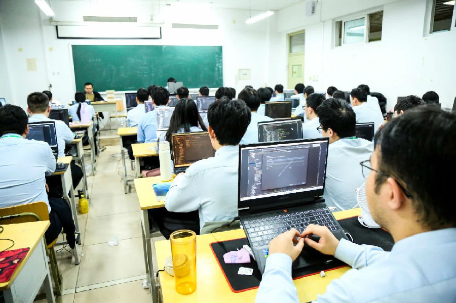 八維職業(yè)學(xué)校開啟未來職場就業(yè)大門助力學(xué)子職場揚(yáng)帆起航