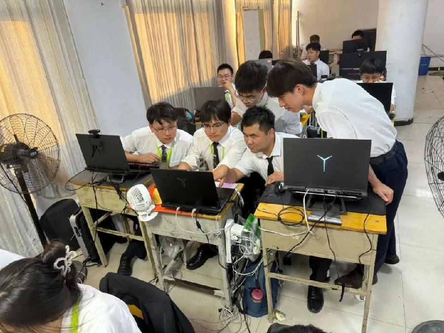 八維職業(yè)學(xué)校大數(shù)據(jù)專業(yè)風(fēng)采綻放引領(lǐng)科技潮流解鎖就業(yè)薪動(dòng)力