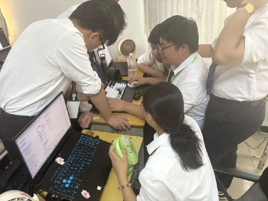 八維職業(yè)學(xué)校大數(shù)據(jù)專業(yè)風(fēng)采綻放引領(lǐng)科技潮流解鎖就業(yè)薪動(dòng)力