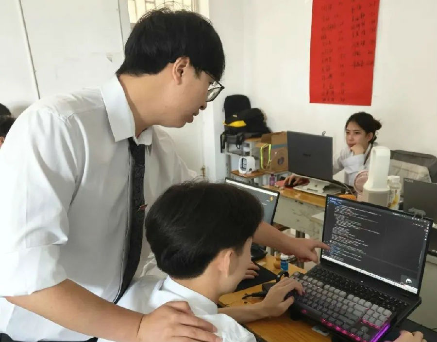 八維職業(yè)學(xué)校大數(shù)據(jù)專業(yè)風(fēng)采綻放引領(lǐng)科技潮流解鎖就業(yè)薪動(dòng)力