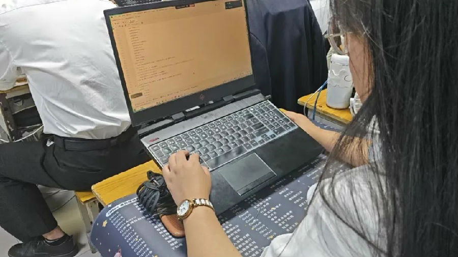八維職業(yè)學(xué)校大數(shù)據(jù)專業(yè)風(fēng)采綻放引領(lǐng)科技潮流解鎖就業(yè)薪動(dòng)力