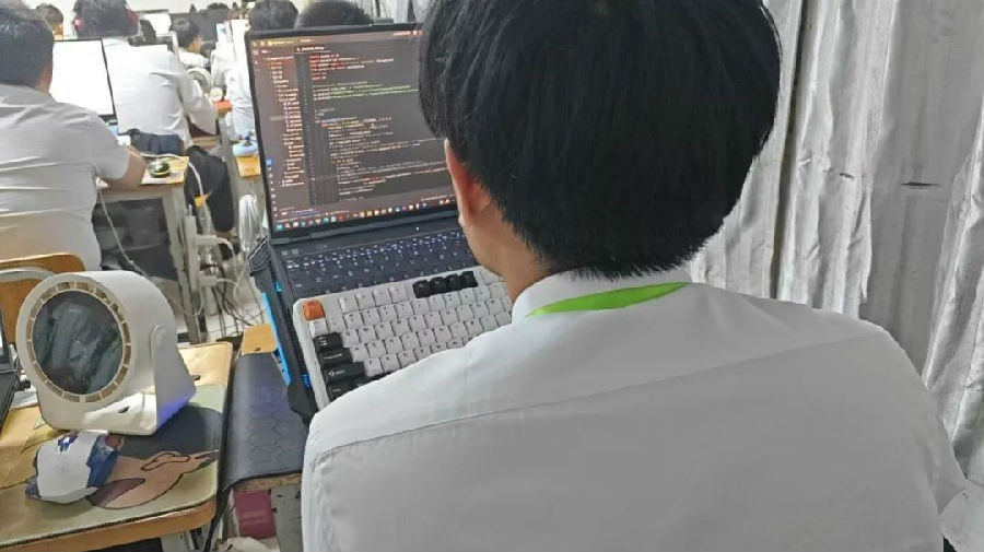 八維職業(yè)學(xué)校大數(shù)據(jù)專業(yè)風(fēng)采綻放引領(lǐng)科技潮流解鎖就業(yè)薪動(dòng)力