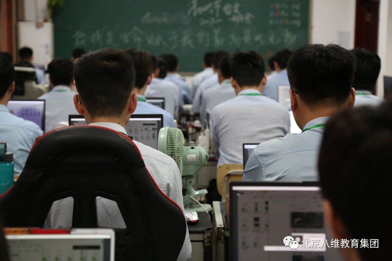 八維職業學校網絡工程專業學子學習生活風采