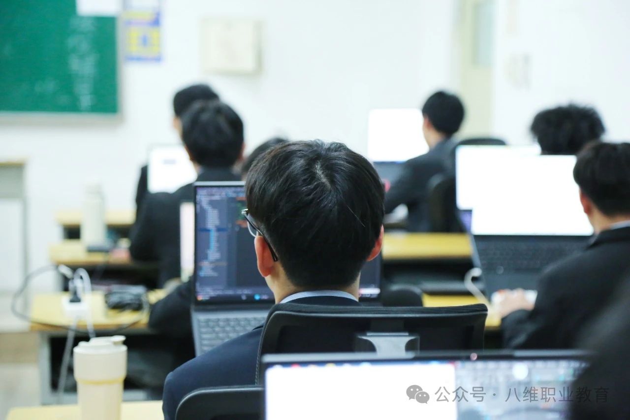八維職業學校網絡工程專業學子學習生活風采