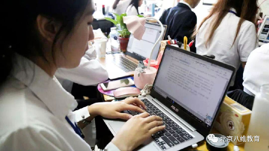 八維職業(yè)學校：解鎖未來科技密碼，鍛造人工智能領域佼佼者！