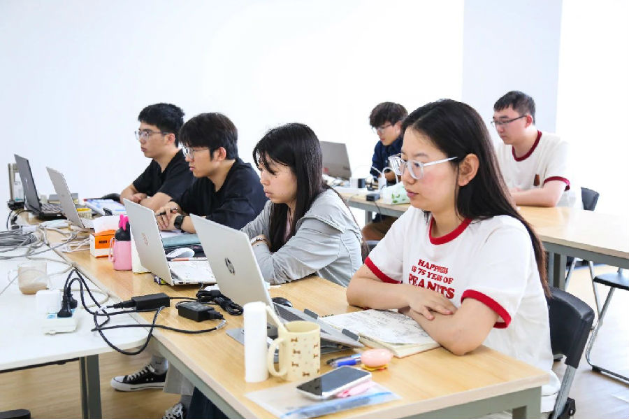 八維職業學校：大學生短期精英班，開啟職場高速通道！