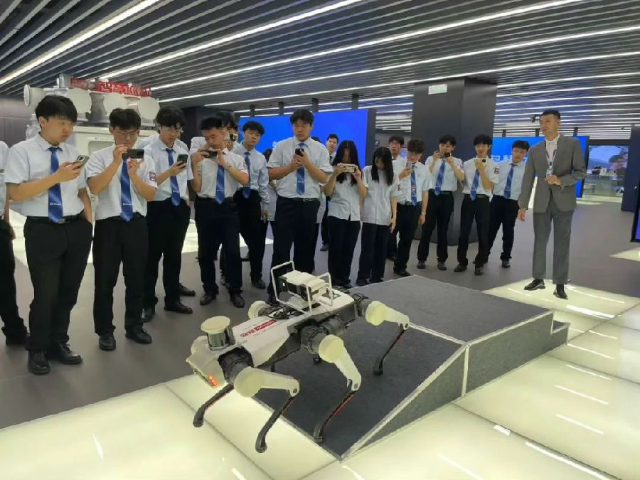 八維職業學校：解鎖AI未來之門，揚帆起航智慧教育新篇章！